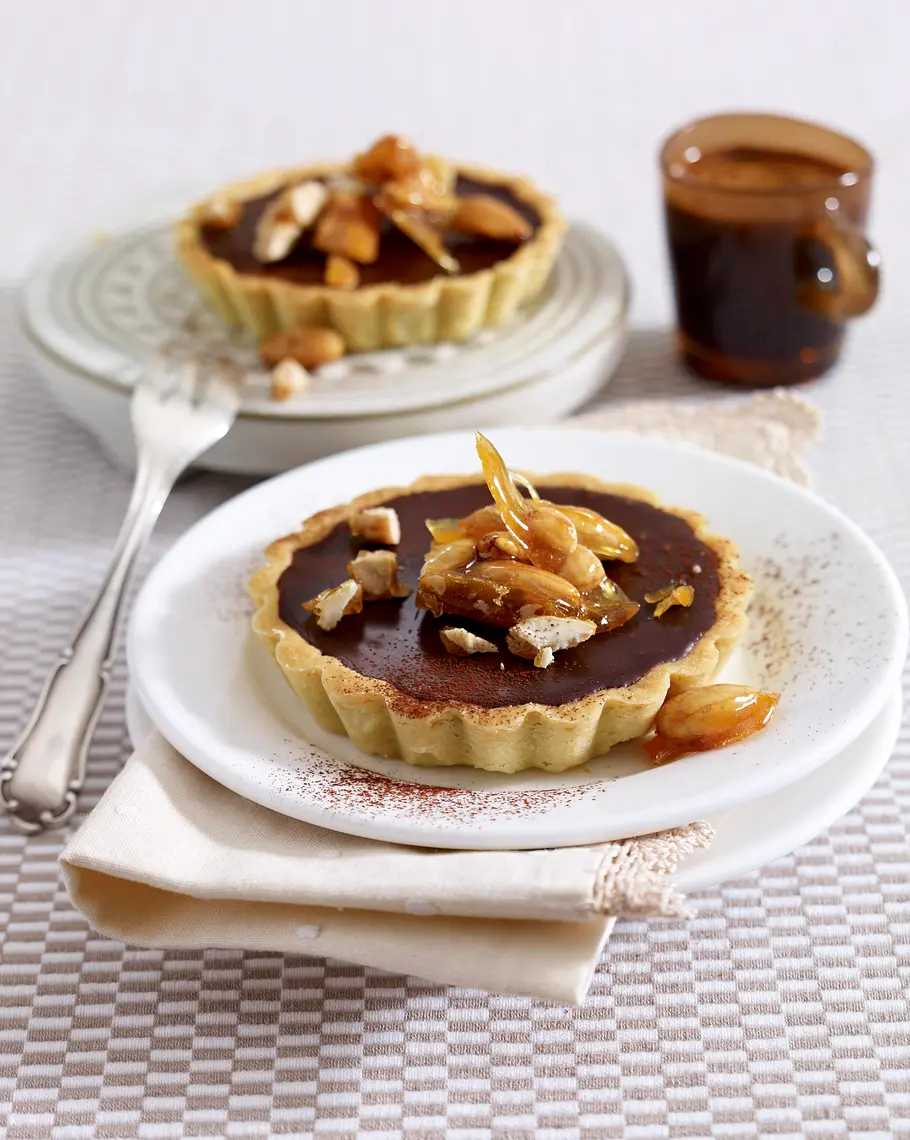 Mürbeteigtörtchen und Mokka-Schokocreme und karamellisierten Mandeln Rezept