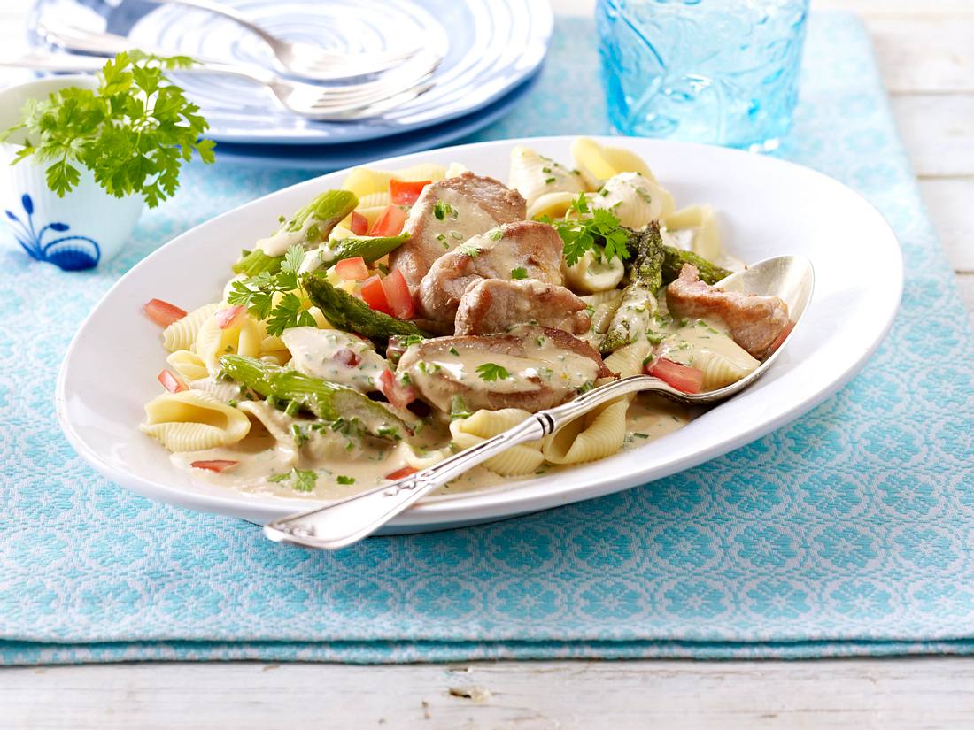 Muschelnudeln in Kräuter-Sahnesoße mit grünem Spargel und Schweinefilet ...