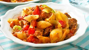 Eine weiße Schüssel mit Muschelnudeln, Hackfleischsoße und Paprikastücken. - Foto: LECKER @ Bauer Media Group