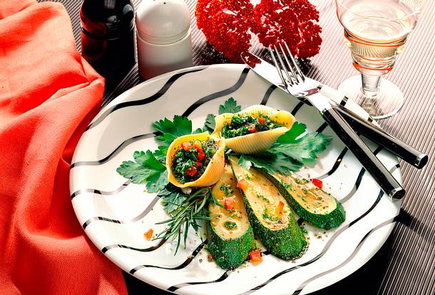 Muschelnudeln mit Pesto und Zucchini Rezept Muschelnudeln mit Pesto und Zucchini Rezept