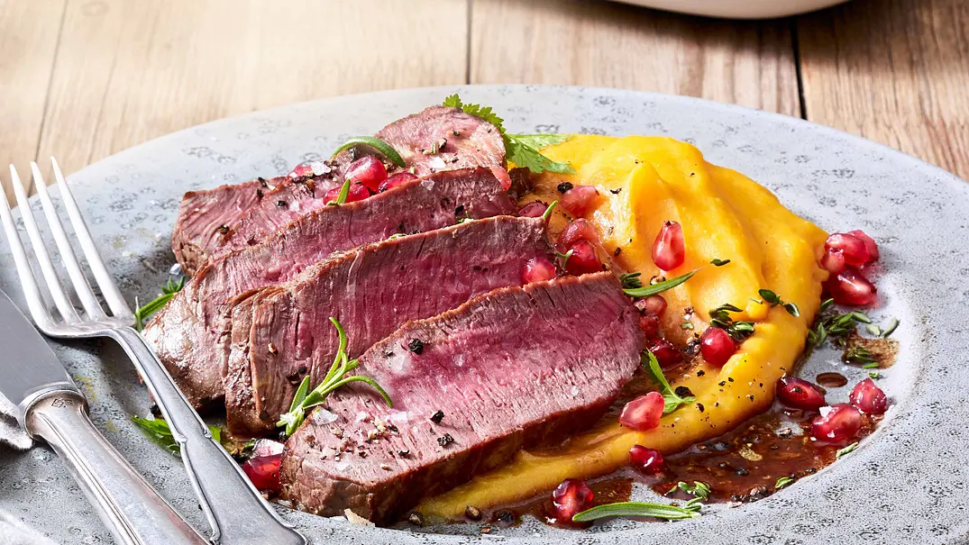 Muskatkürbis-Püree mit Rumpsteak Rezept - Foto: LECKER @ Bauer Media Group Muskatkürbis-Püree mit Rumpsteak Rezept - Foto: LECKER @ Bauer Media Group