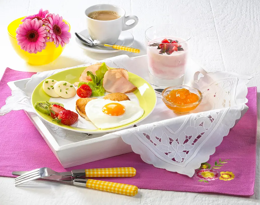 Muttertagsfrühstück auf einem Tablett Muttertagsfrühstück auf einem Tablett