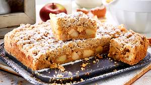 Muttis vanilliger Apfel-Streuselkuchen (glutenfrei) Rezept - Foto: House of Food / Bauer Food Experts KG