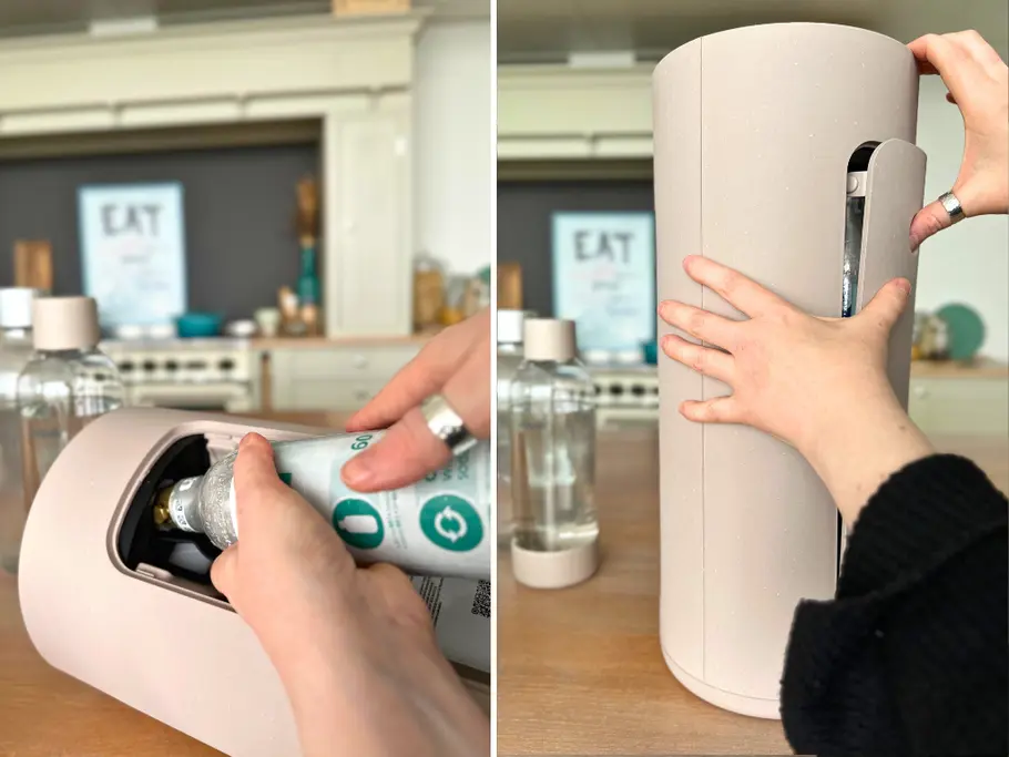 Links: Der Mysoda Glassy liegt auf dem Tisch, während zwei Hände die CO2-Kartusche hinten im Gerät festschrauben: rechts: Mit zwei Händen wird die Geräteklappe hinten verschlossen