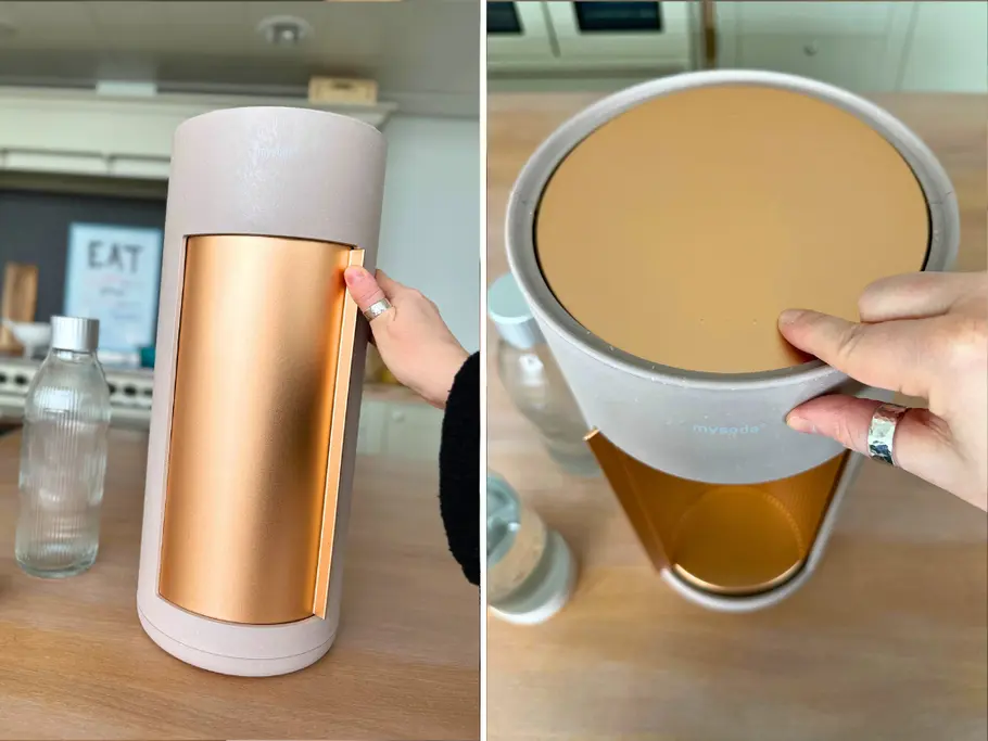 Links: Eine Hand zieht die Schiebetür vorne am Mysoda Glassy zu; rechts: eine Hand betätigt den Kippschalter vorne am Gerät, um loszusprudeln