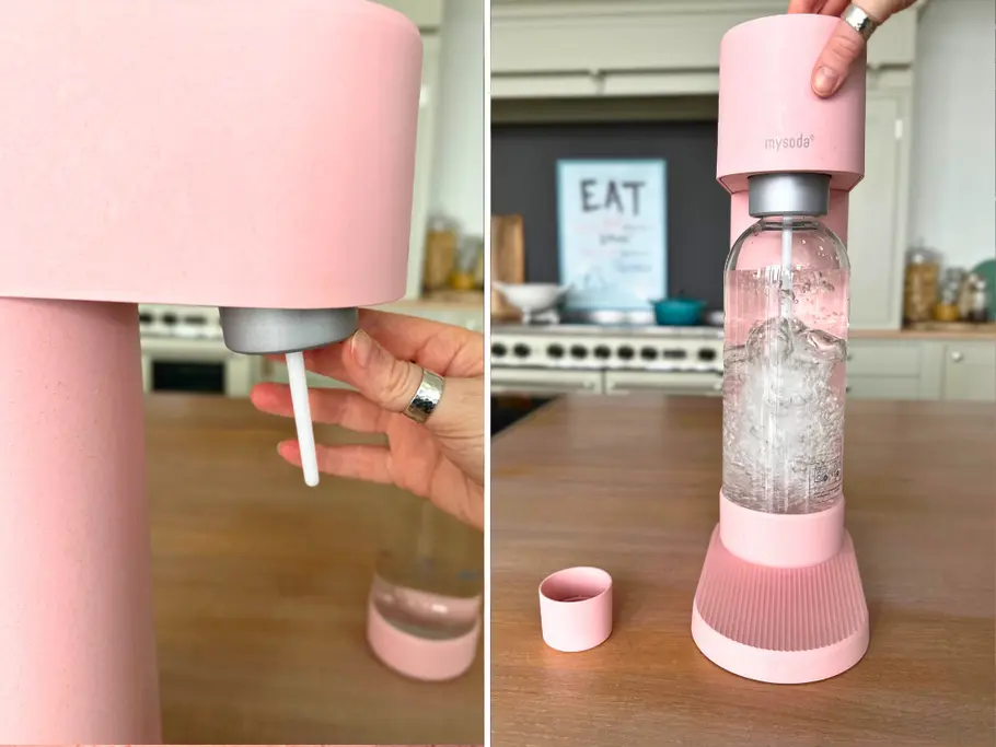 Links: Eine Hand kippt die dünne CO2-Lanze vom Mysoda Woody Sprudler nach vorne; rechts: Eine Hand drückt den Knopf oben am Mysoda-Wassersprudler, um die Flasche darunter zu besprudeln