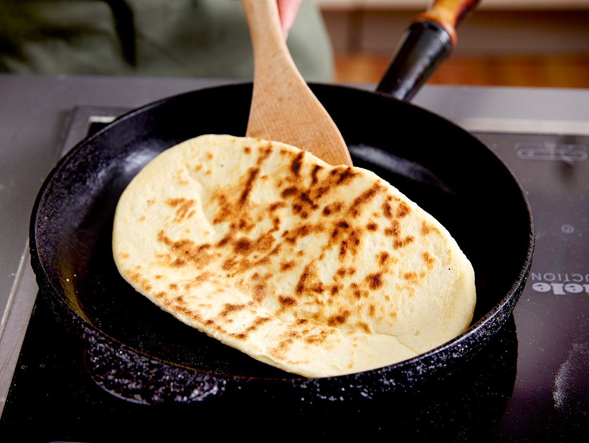 Naan-Brot braten