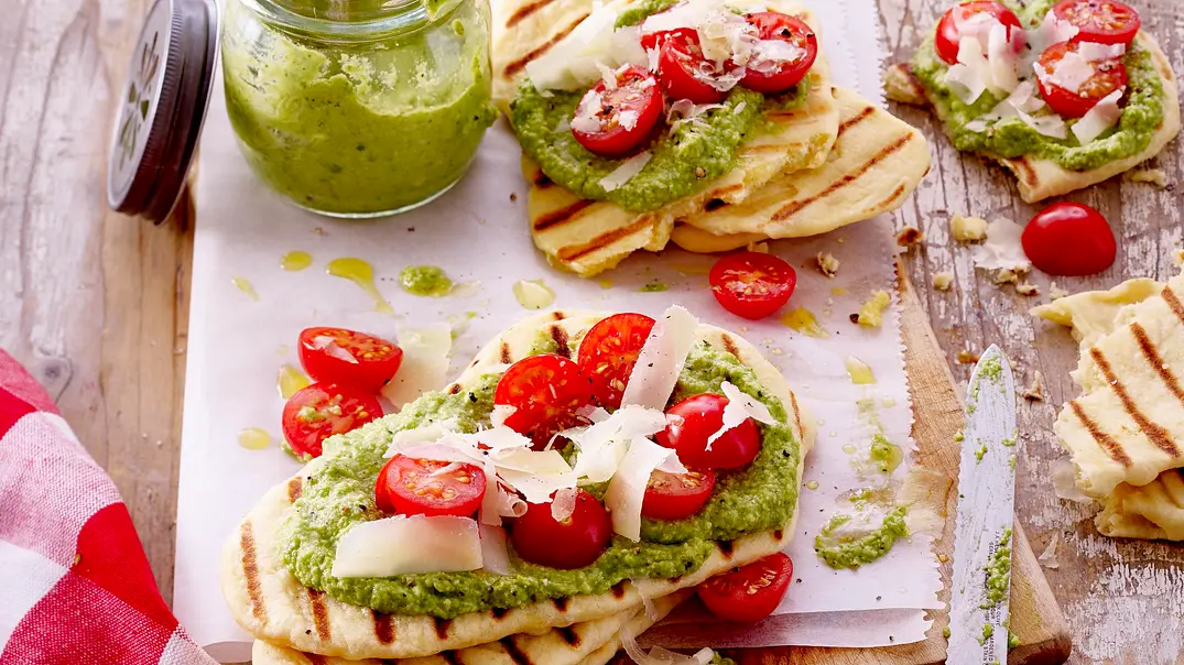 Naan-Brot mit Tomaten-Pesto Rezept - Foto: LECKER @ Bauer Media Group Naan-Brot mit Tomaten-Pesto Rezept - Foto: LECKER @ Bauer Media Group