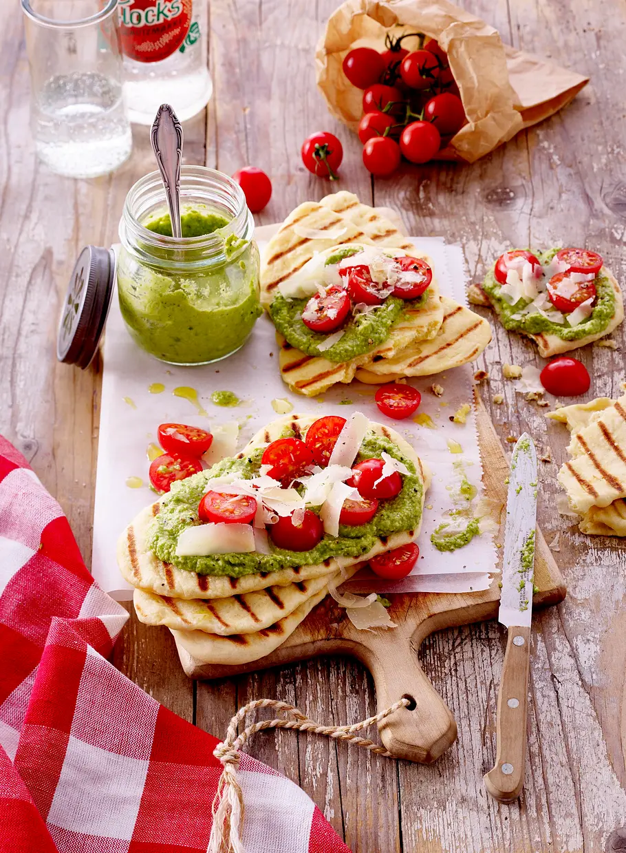 Naan-Brot mit Tomaten-Pesto Rezept Naan-Brot mit Tomaten-Pesto Rezept