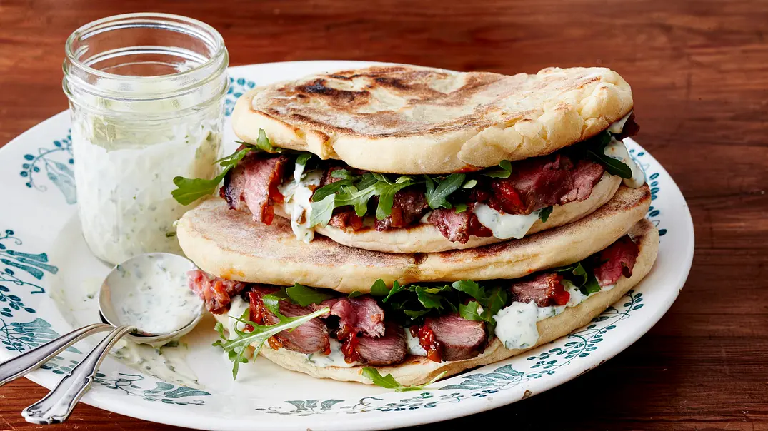 Naan-Brot-Sandwich Rezept - Foto: LECKER @ Bauer Media Group Naan-Brot-Sandwich Rezept - Foto: LECKER @ Bauer Media Group