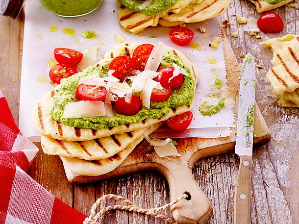 Naan-Brot mit Tomaten-Pesto Rezept Naan-Brot mit Tomaten-Pesto Rezept