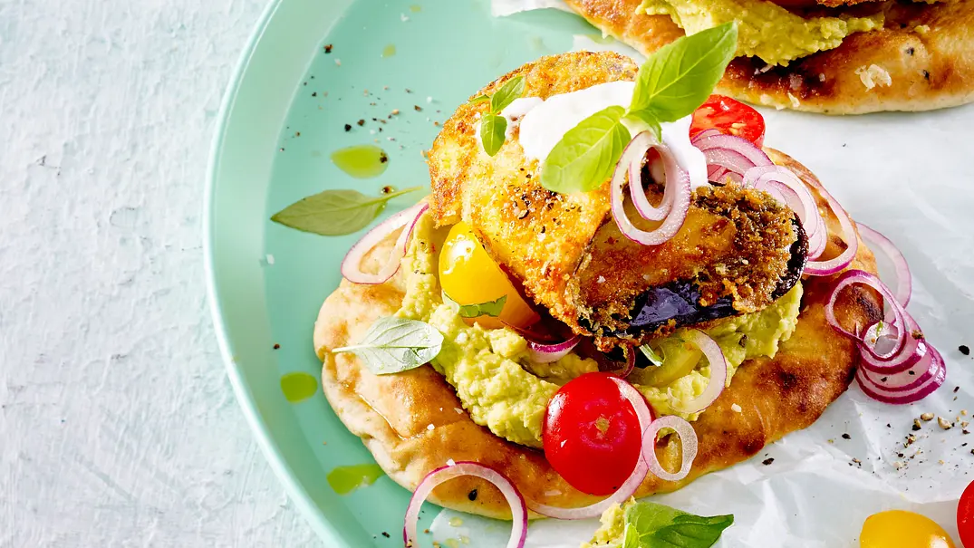 Naan mit panierten Auberginen und Kichererbsen-Guacamole Rezept - Foto: LECKER @ Bauer Media Group Naan mit panierten Auberginen und Kichererbsen-Guacamole Rezept - Foto: LECKER @ Bauer Media Group