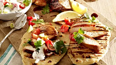 Naanbrot mit Hähnchen und Joghurt-Dip Rezept - Foto: LECKER @ Bauer Media Group