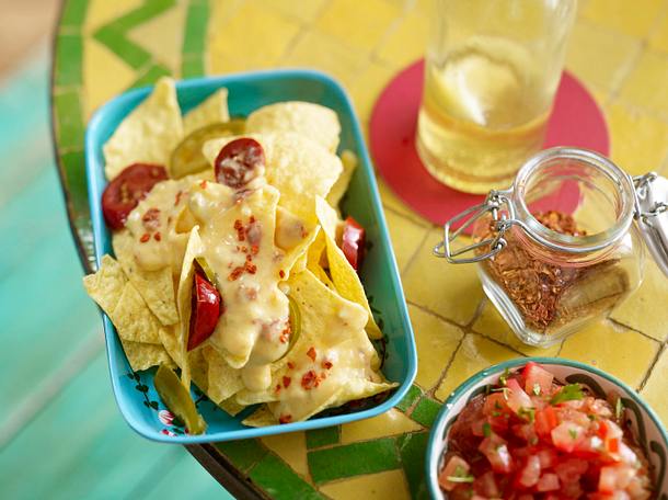 Nachos mit Käsesoße und Salsa Rezept Nachos mit Käsesoße und Salsa Rezept