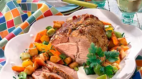 Nackenbraten mit geschmortem Gemüse und Meerrettich Rezept - Foto: LECKER @ Bauer Media Group