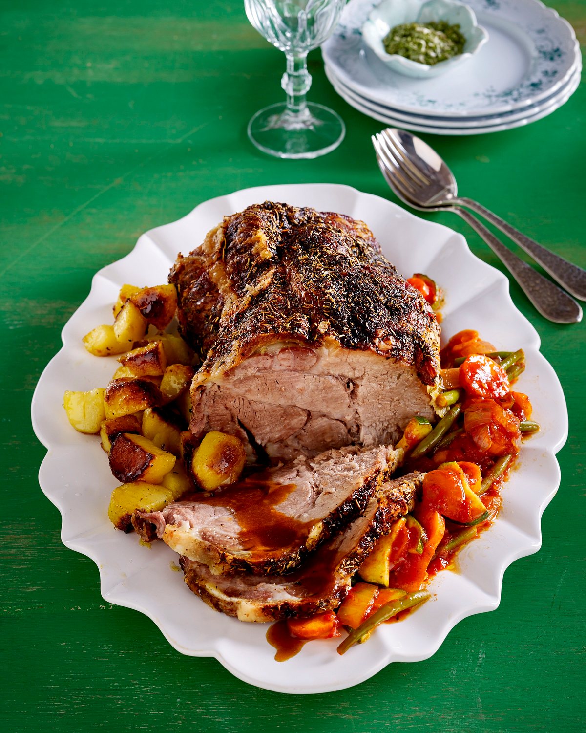 Nackenbraten mit Röstkartoffeln und Gemüse Rezept