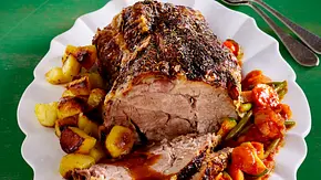 Nackenbraten mit Röstkartoffeln und Gemüse Rezept - Foto: LECKER @ Bauer Media Group