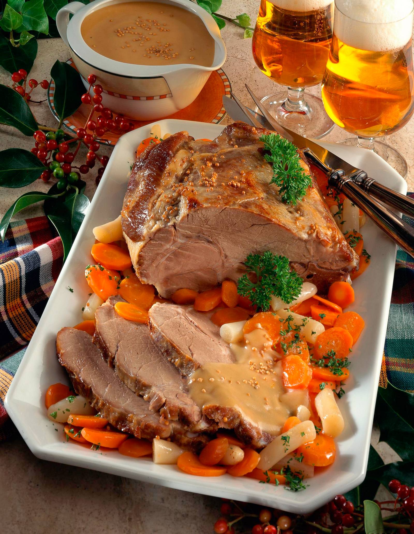 Nackenbraten mit Schwarzwurzel-Möhrengemüse Rezept | LECKER