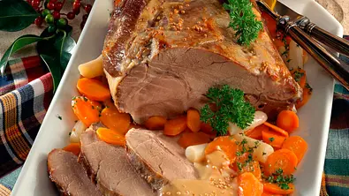 Nackenbraten mit Schwarzwurzel-Möhrengemüse Rezept - Foto: LECKER @ Bauer Media Group