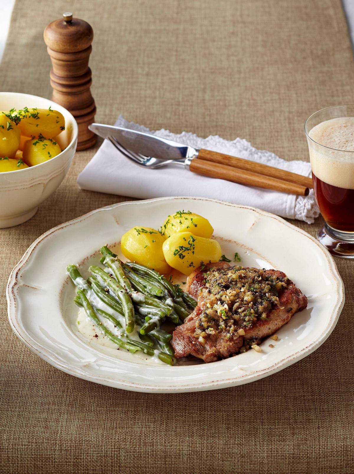 Nackenkoteletts mit Pilz-Zwiebelkruste, Rahmbohnen und Petersilienkartoffeln Rezept