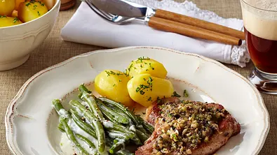 Nackenkoteletts mit Pilz-Zwiebelkruste, Rahmbohnen und Petersilienkartoffeln Rezept - Foto: LECKER @ Bauer Media Group
