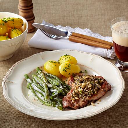 Nackenkoteletts mit Pilz-Zwiebelkruste, Rahmbohnen und Petersilienkartoffeln Rezept