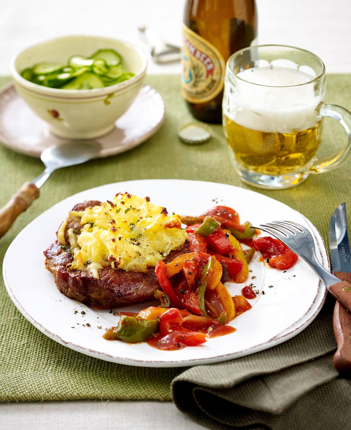 Nackensteak unter der Kartoffelhaube zu Paprikagemüse Rezept