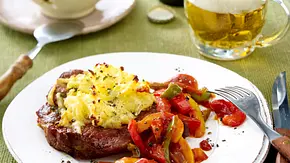 Nackensteak unter der Kartoffelhaube zu Paprikagemüse Rezept - Foto: LECKER @ Bauer Media Group