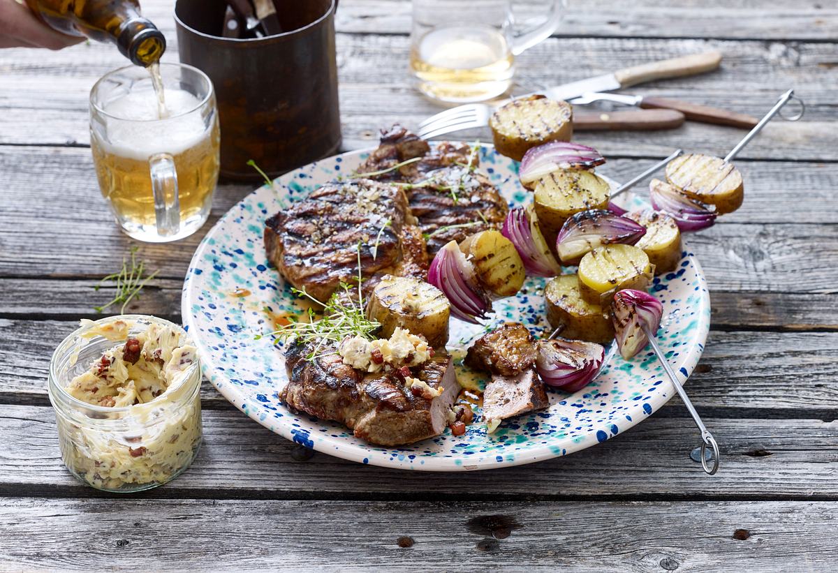 Nackensteak zu Bratkartoffelspieß und Zwiebel BBQ-Butter Rezept