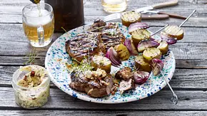 Nackensteak zu Bratkartoffelspieß und Zwiebel BBQ-Butter Rezept - Foto: LECKER @ Bauer Media Group