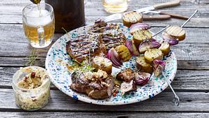 Nackensteak zu Bratkartoffelspieß und Zwiebel BBQ-Butter Rezept - Foto: House of Food / Bauer Food Experts KG