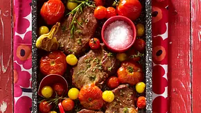 Nackensteaks mit Ofentomaten Rezept - Foto: LECKER @ Bauer Media Group
