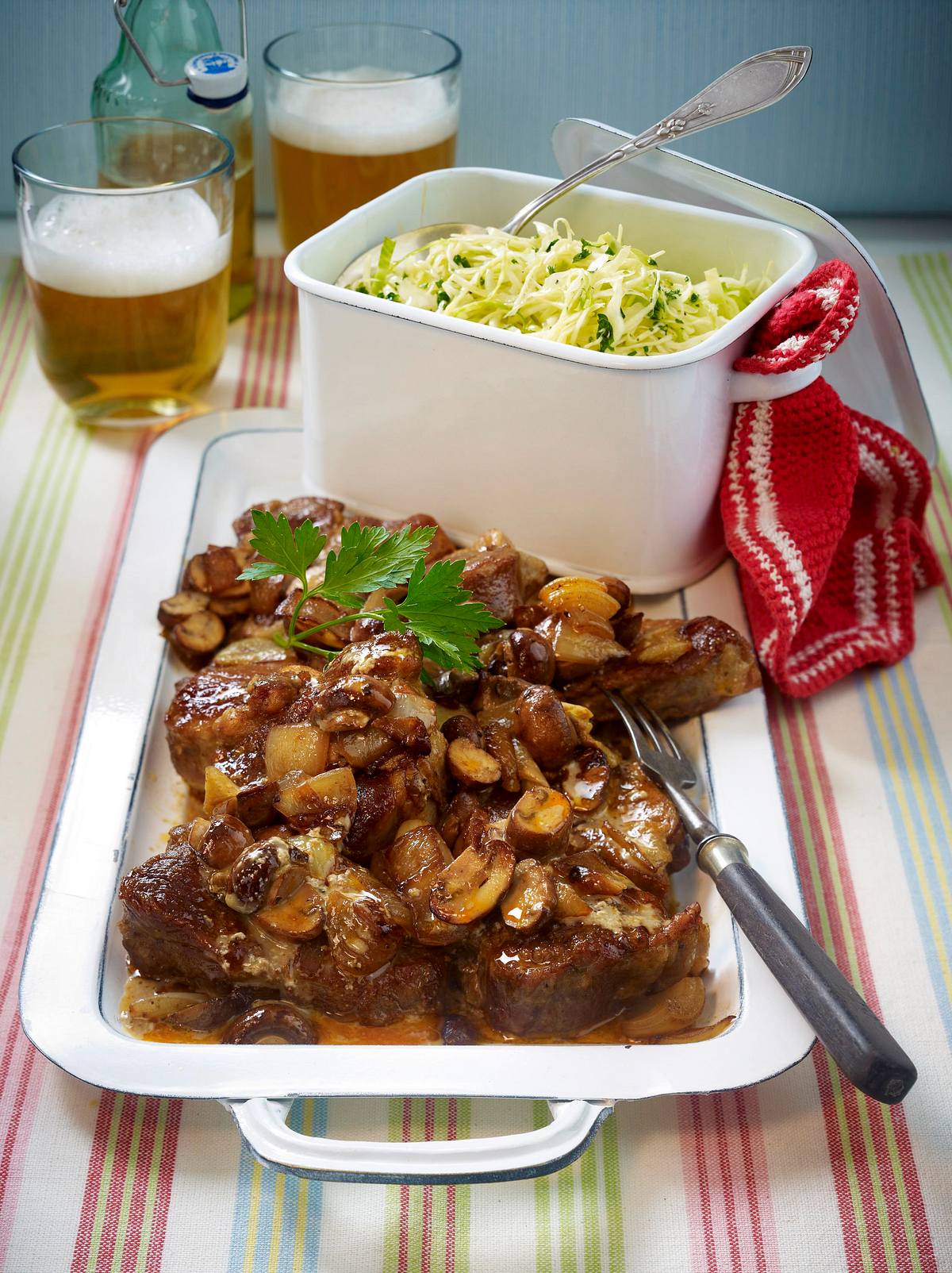 Nackensteaks vom Blech zu Krautsalat Rezept