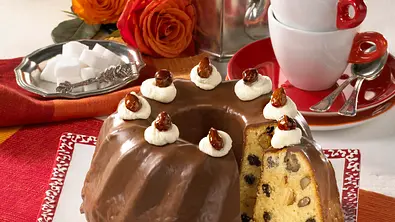 Napfkuchen mit Studentenfutter und Schokoguss Rezept - Foto: LECKER @ Bauer Media Group