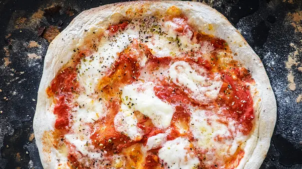 Neapolitanische Pizza mit dünnem Pizzarand, geschmolzenem Mozzarella und frischer Tomatensoße - Foto: LECKER @ Bauer Media Group Neapolitanische Pizza mit dünnem Pizzarand, geschmolzenem Mozzarella und frischer Tomatensoße - Foto: LECKER @ Bauer Media Group