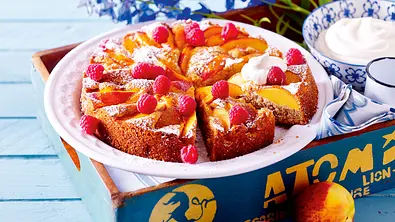Nektarinen-Nusskuchen Rezept - Foto: LECKER @ Bauer Media Group