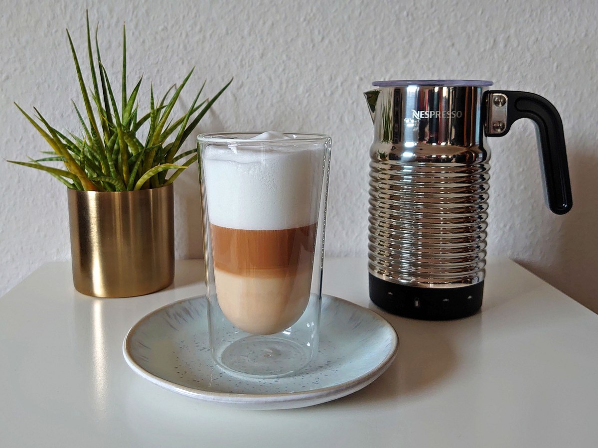 Der Nespresso Aeroccino4 mit einem Glas Latte Macchiato