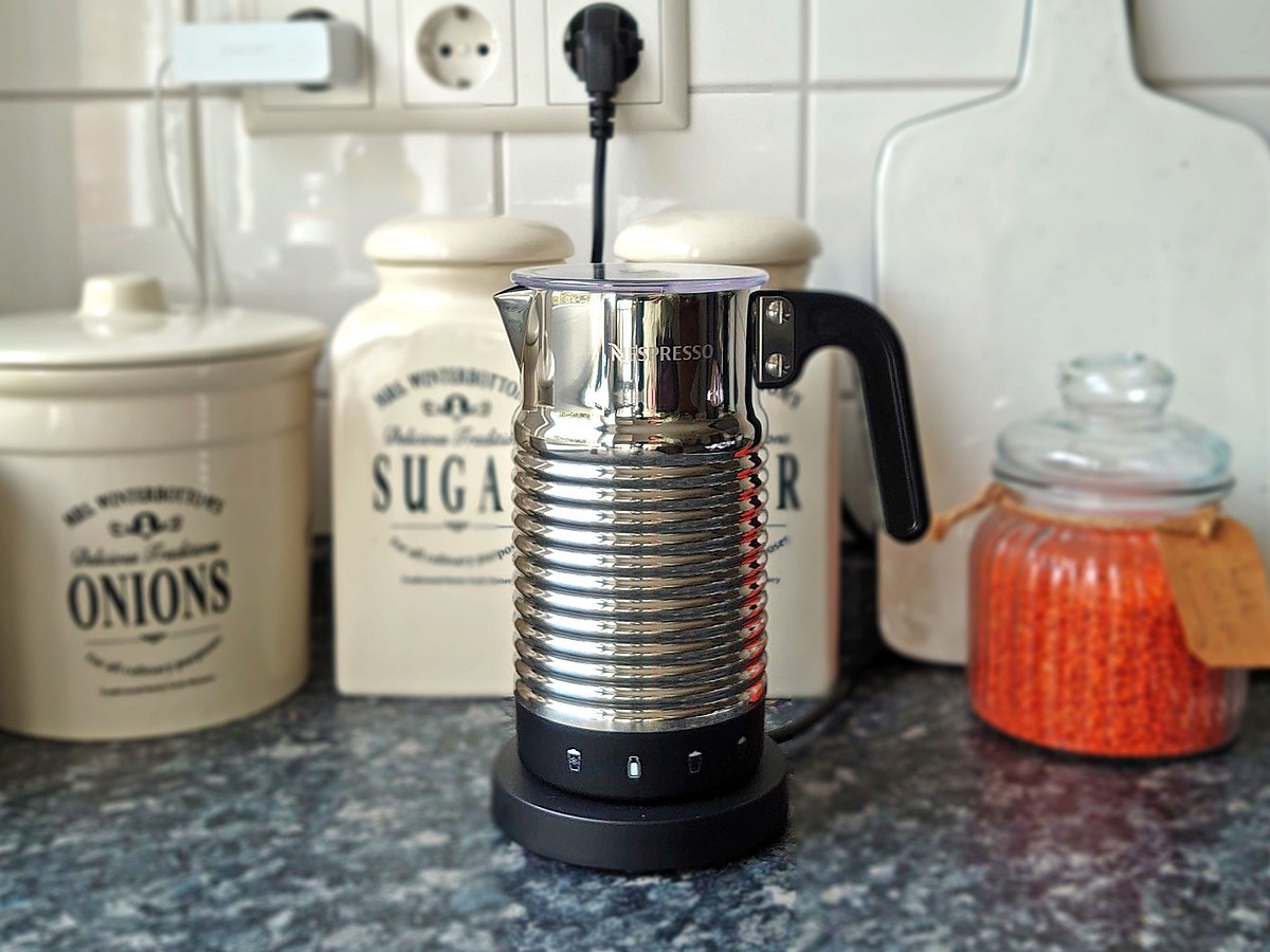 Der Aeroccino4 von Nespresso macht sich gut in kleinen Küchen.