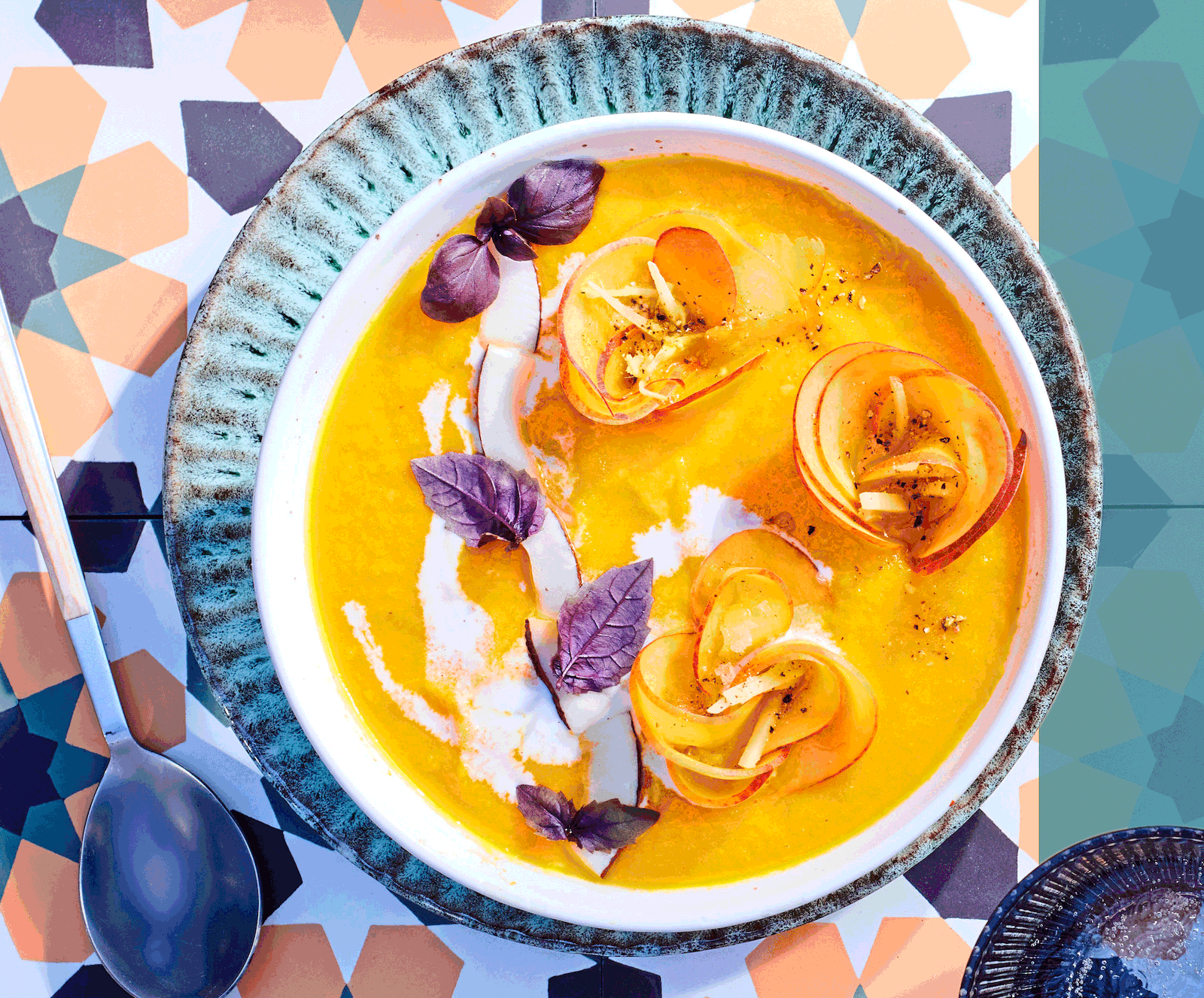 Möhren-Kokos-Süppchen mit Pfirsich-Rosen Rezept | LECKER