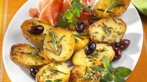 Neue Kartoffeln aus dem Backofen mit Parmaschinken und zweierlei Dip Rezept - Foto: House of Food / Bauer Food Experts KG