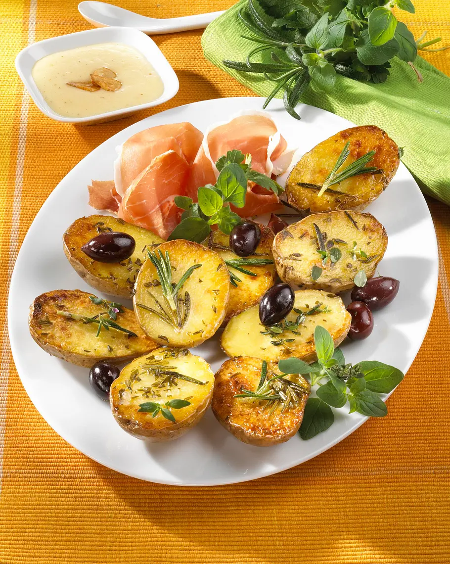 Neue Kartoffeln aus dem Backofen mit Parmaschinken und zweierlei Dip Rezept Neue Kartoffeln aus dem Backofen mit Parmaschinken und zweierlei Dip Rezept