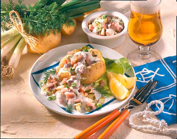 Neue Kartoffeln gefüllt mit Matjessalat Rezept