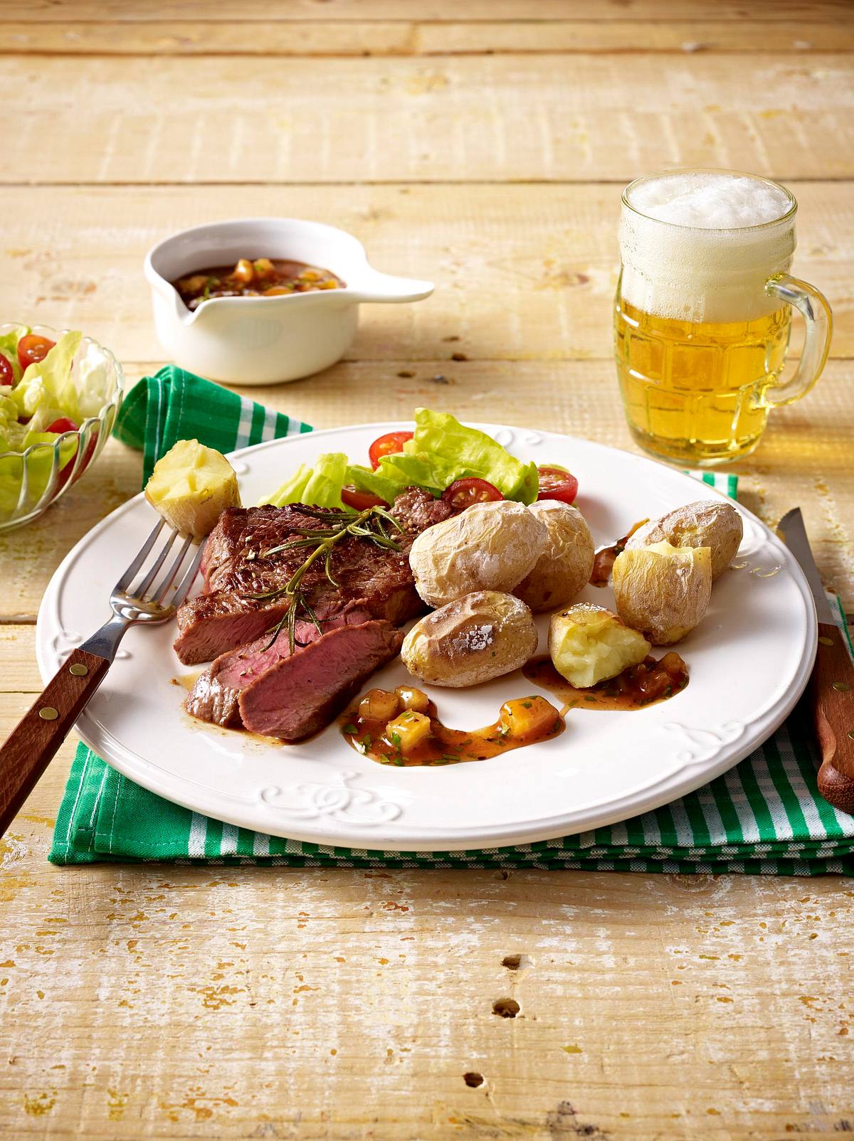 Neue Kartoffeln in Salzkruste mit Huftsteak Rezept