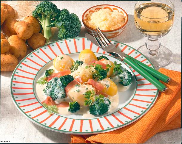 Neue Kartoffeln mit Broccoli und Käsesoße Rezept Neue Kartoffeln mit Broccoli und Käsesoße Rezept