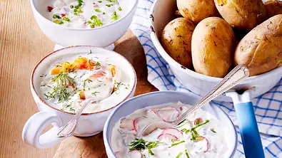 Neue Kartoffeln mit dreierlei Dips Rezept - Foto: LECKER @ Bauer Media Group