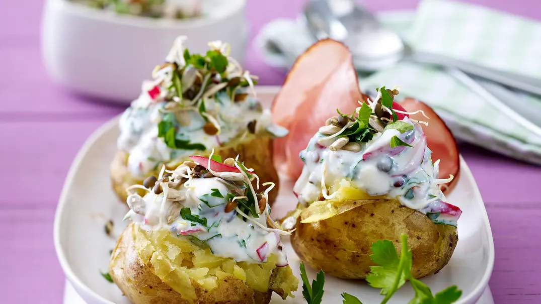 Neue Kartoffeln mit Feta-Sprossen-Joghurt Rezept - Foto: LECKER @ Bauer Media Group Neue Kartoffeln mit Feta-Sprossen-Joghurt Rezept - Foto: LECKER @ Bauer Media Group