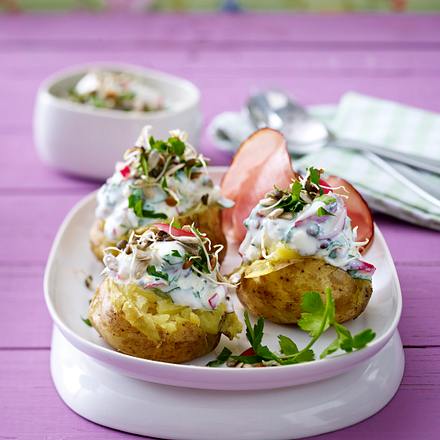 Neue Kartoffeln mit Feta-Sprossen-Joghurt Rezept Neue Kartoffeln mit Feta-Sprossen-Joghurt Rezept