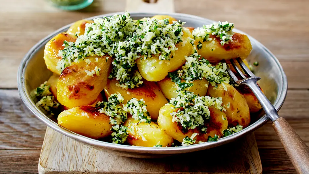 Neue Kartoffeln mit Gremolata Rezept - Foto: LECKER @ Bauer Media Group Neue Kartoffeln mit Gremolata Rezept - Foto: LECKER @ Bauer Media Group