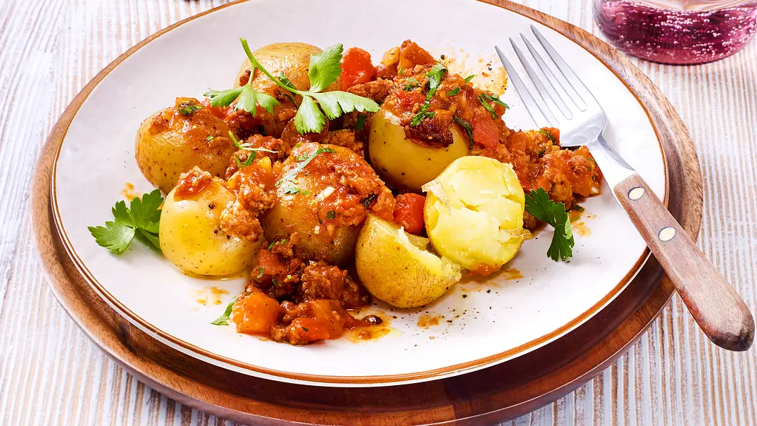 Neue Kartoffeln mit Hackstippe Rezept - Foto: LECKER @ Bauer Media Group Neue Kartoffeln mit Hackstippe Rezept - Foto: LECKER @ Bauer Media Group