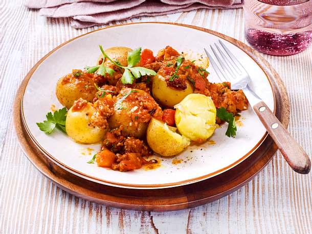 Neue Kartoffeln mit Hackstippe Rezept